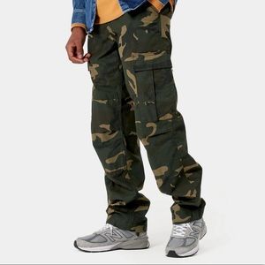 Carhartt WIP Regular Cargo pants (camo)
